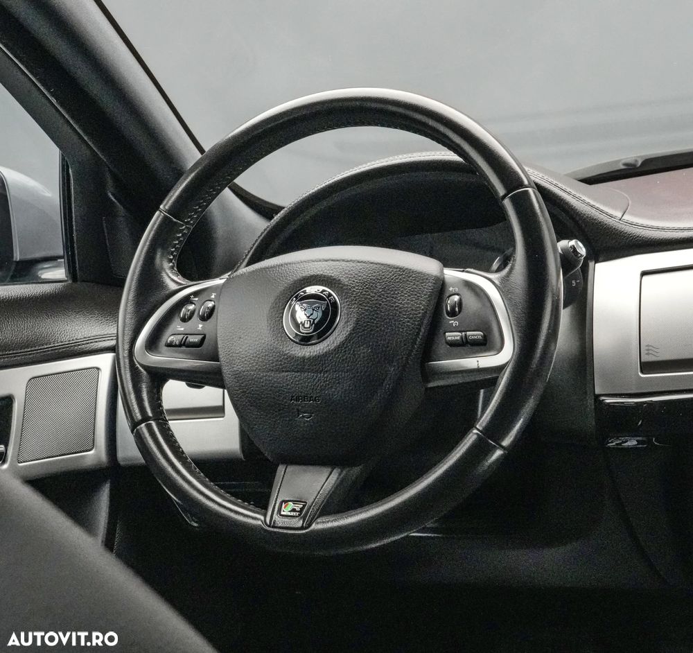 Jaguar XF 2.2D Premium Luxury - 17