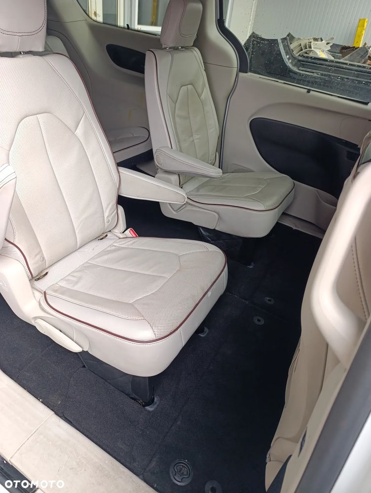 Chrysler Pacifica - 16