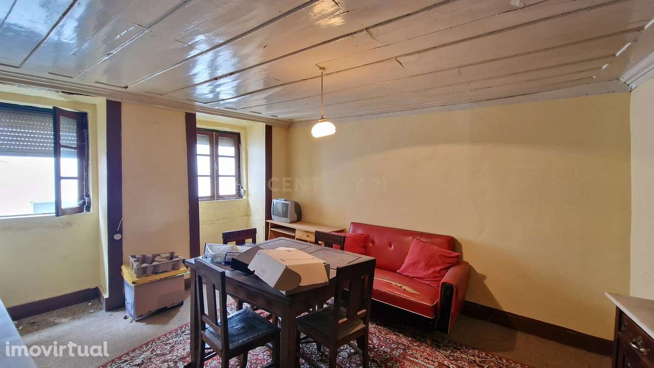 Moradia em banda situada no centro de São João da Pesqueira - Grande imagem: 4/13