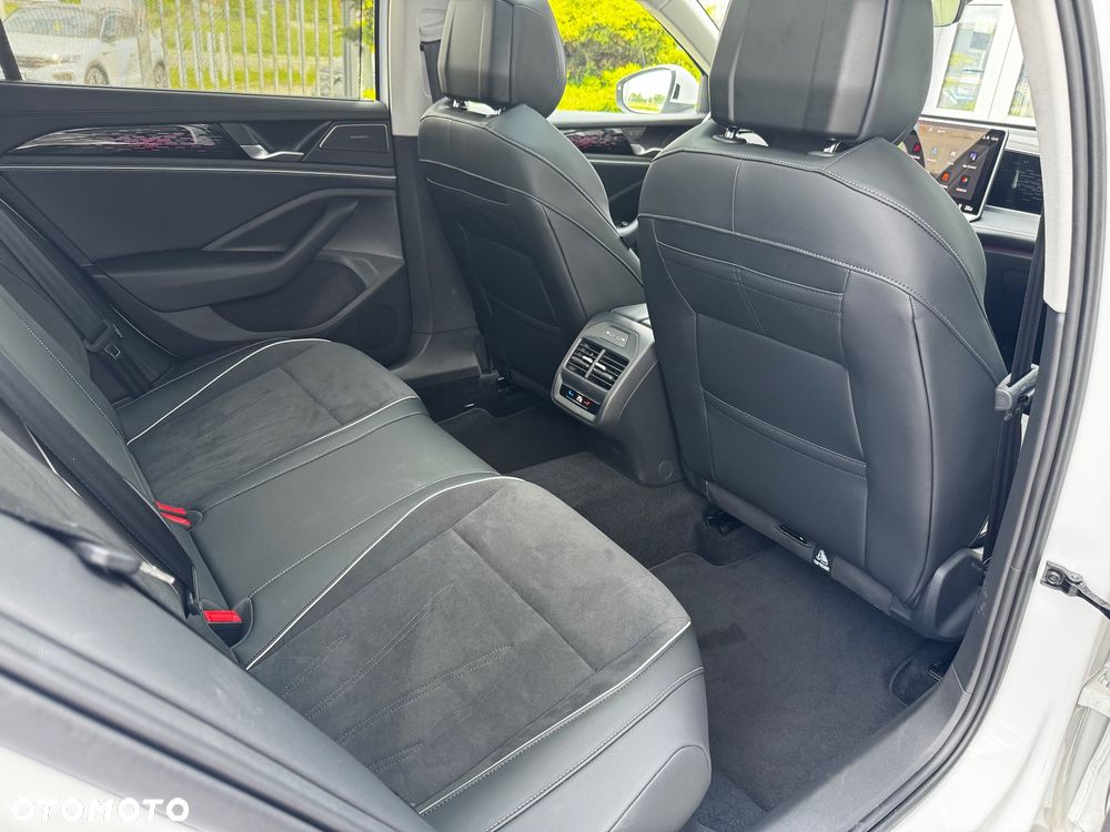 Volkswagen Passat Variant 2.0 TDI SCR Elegance DSG - 14