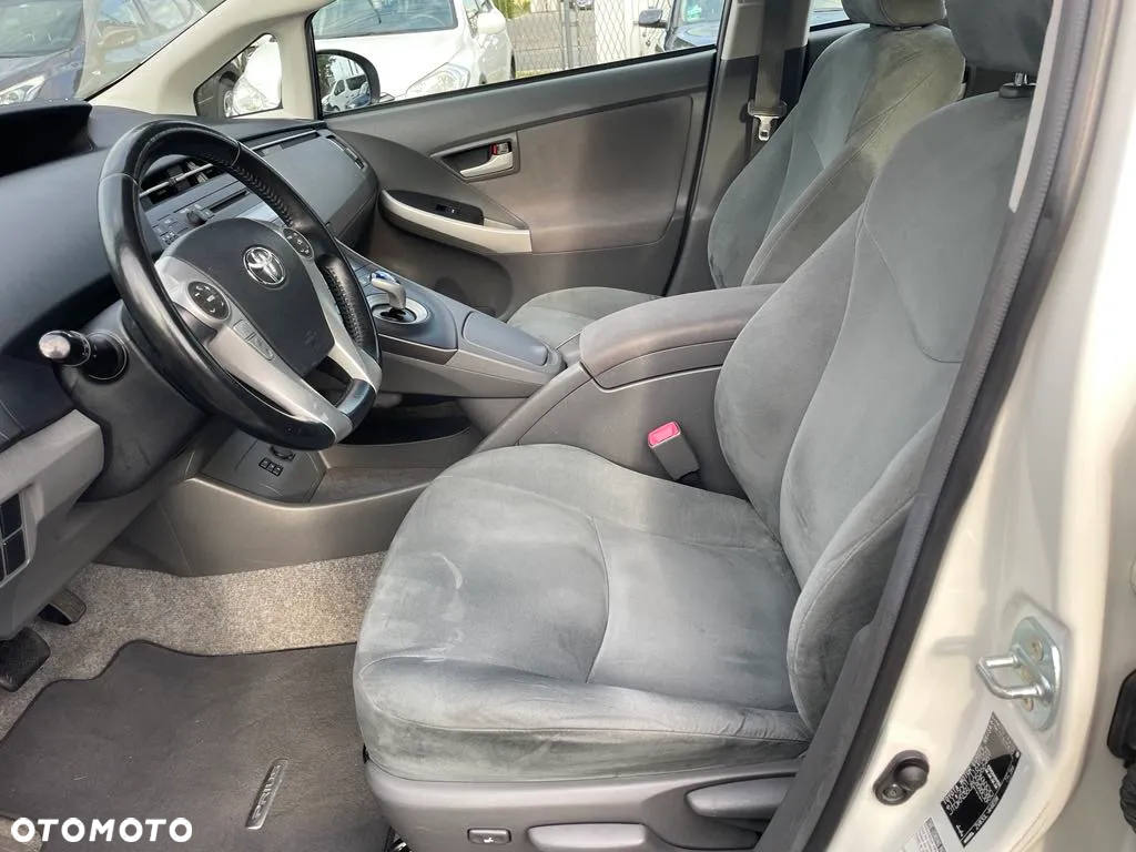 Toyota Prius (Hybrid) Executive - 13