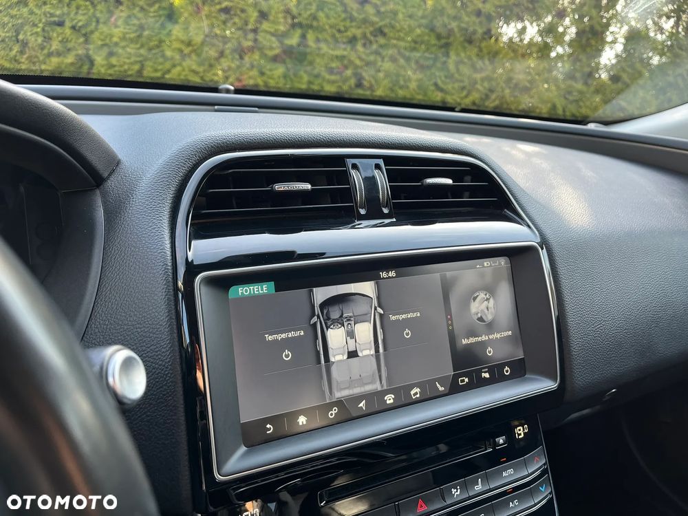 Jaguar XE 2.0 T Portfolio - 27