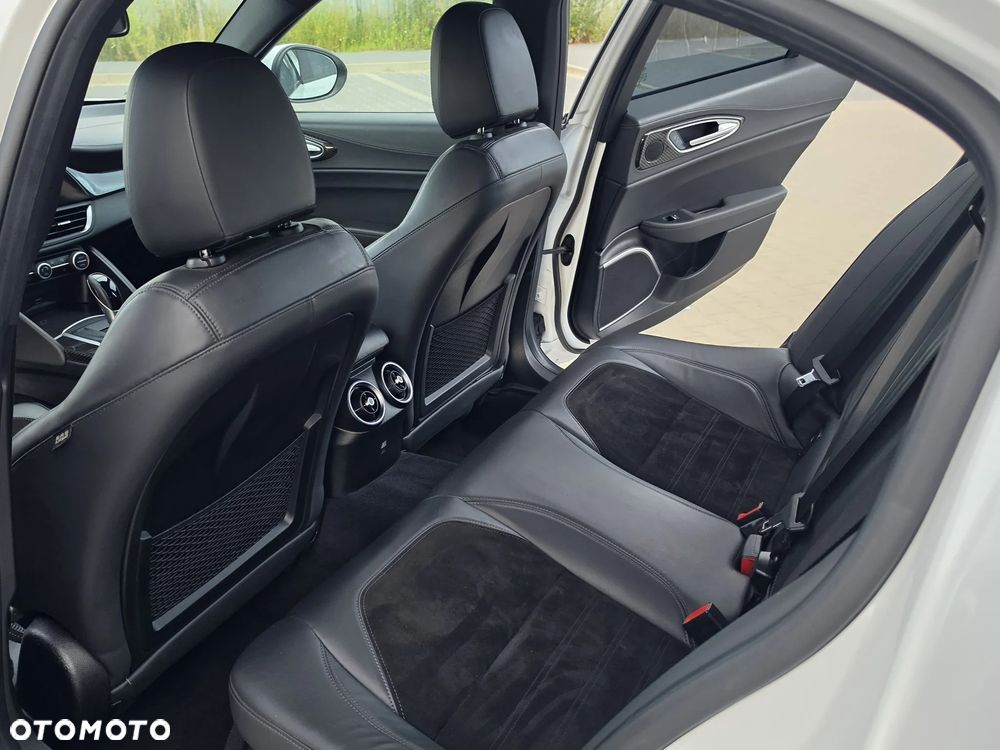 Alfa Romeo Giulia 2.9 V6 Bi-Turbo AT8 Quadrifoglio - 15