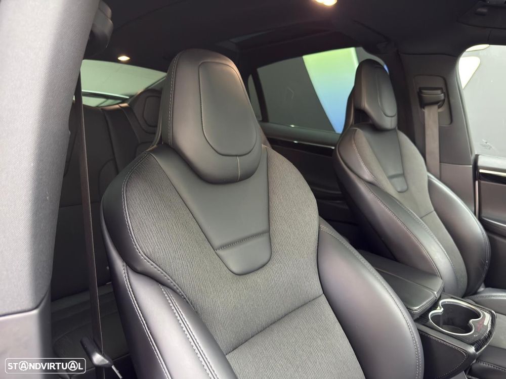 Tesla Model X - 38