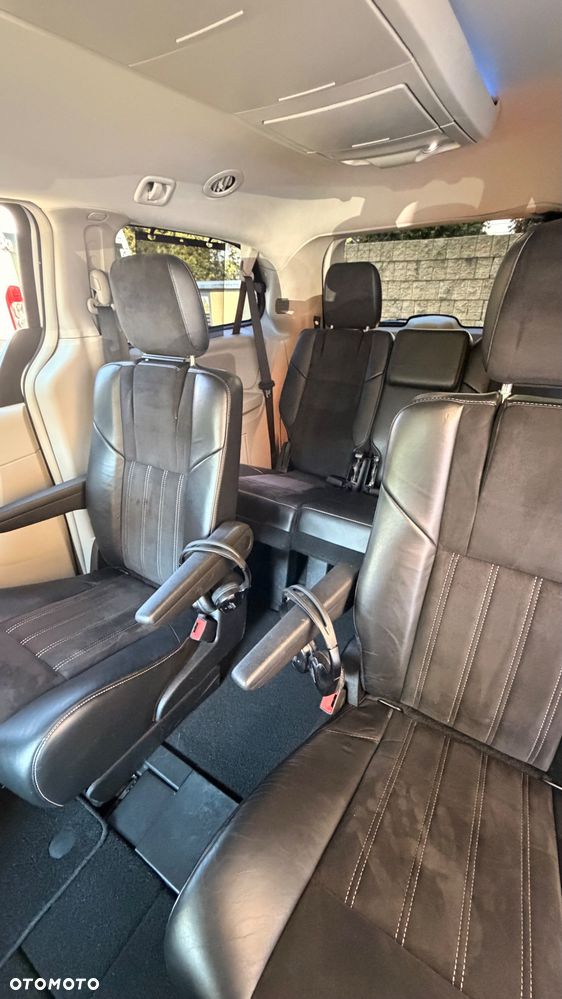 Chrysler Town & Country 3.6 Limited - 35