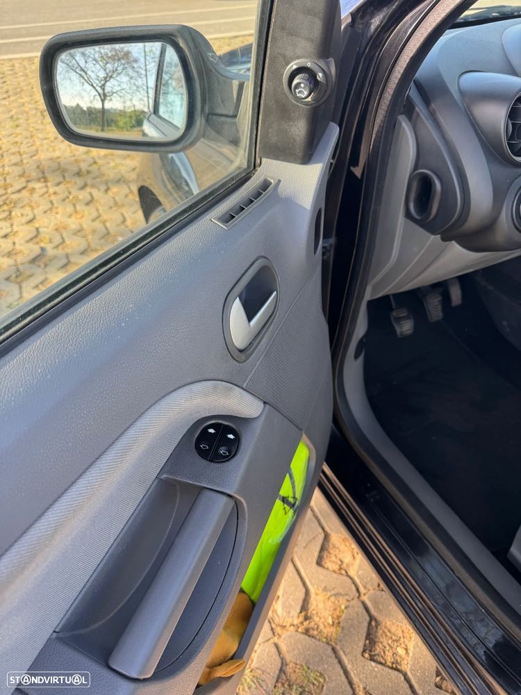 Ford Fiesta 1.25 Ghia - 11