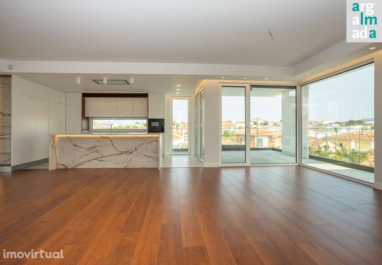 Moradia de Luxo V5 com Piscina e Jardim – Charneca de Caparica - Grande imagem: 2/46