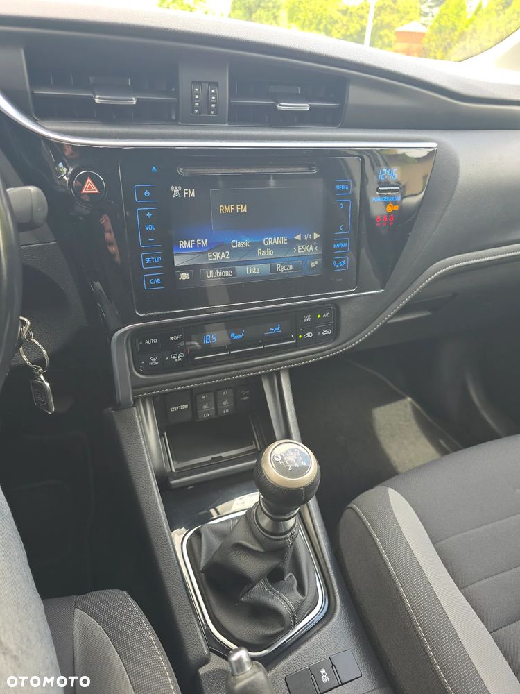 Toyota Auris 1.6 Premium - 24