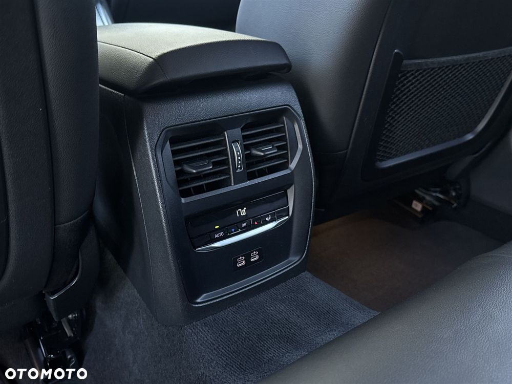 BMW Seria 3 320d xDrive - 23
