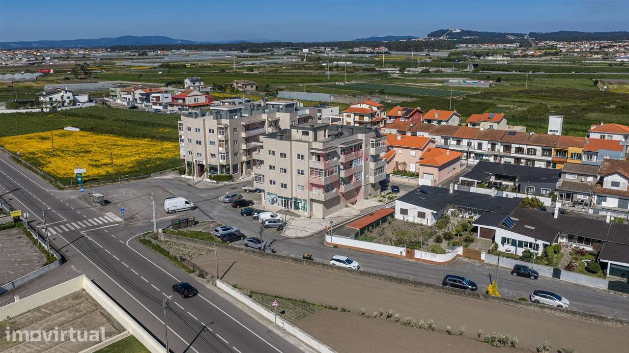 T1 em Aver-o-Mar a 10 min da praia | Último piso | Garagem | Potencial - Grande imagem: 3/26