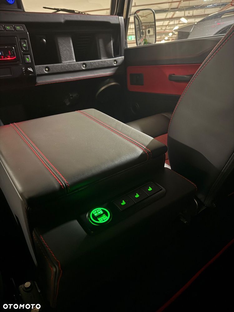 Land Rover Defender - 24