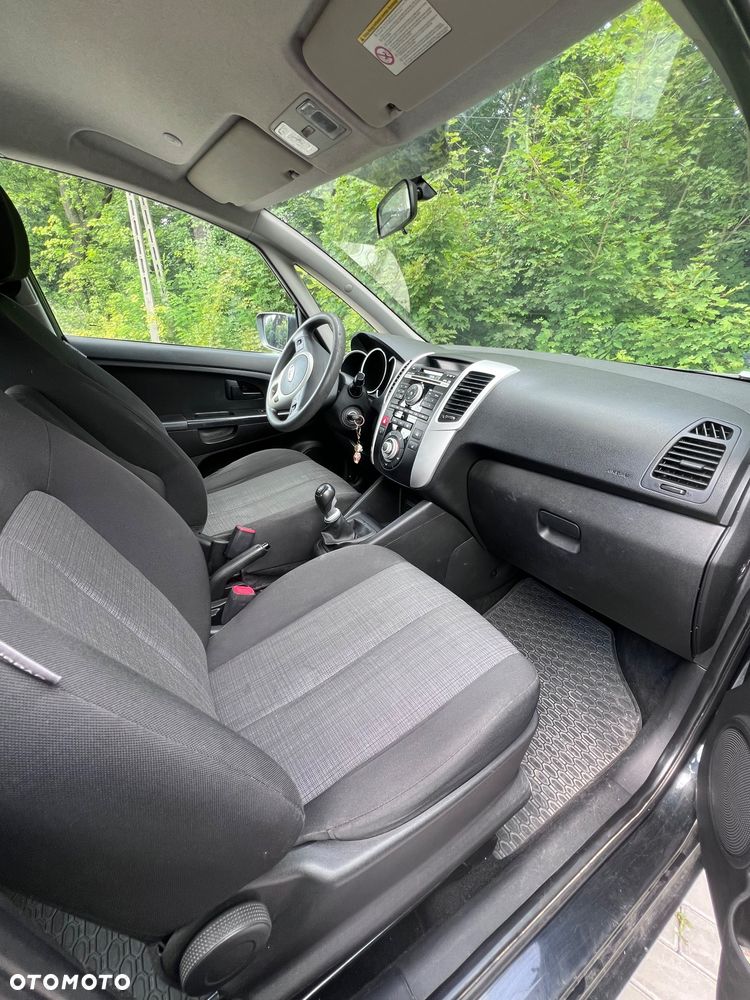 Kia Venga - 10