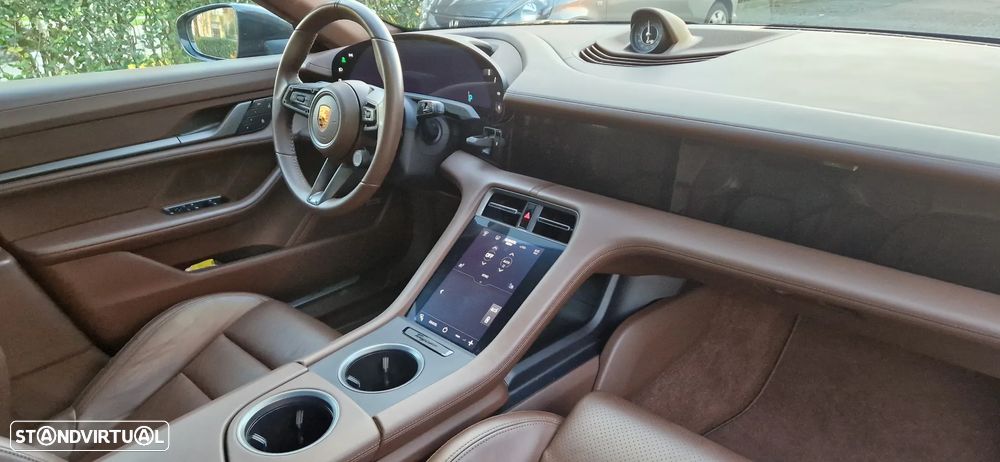 Porsche Taycan Cross Turismo 4S - 18