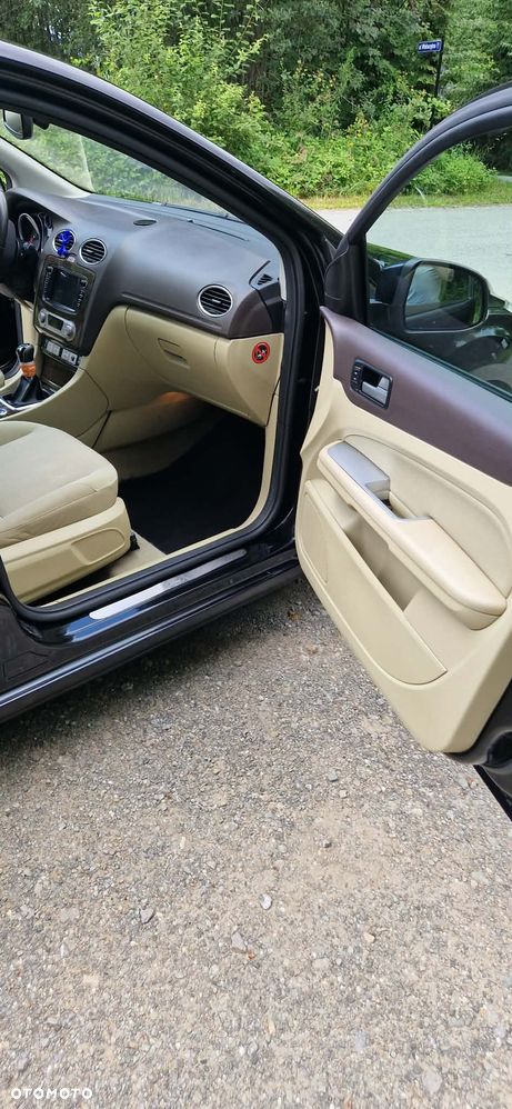 Ford Focus 2.0 Ghia - 21