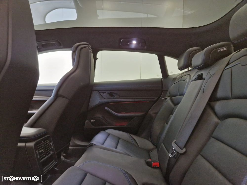 Porsche Taycan Cross Turismo 4S - 31