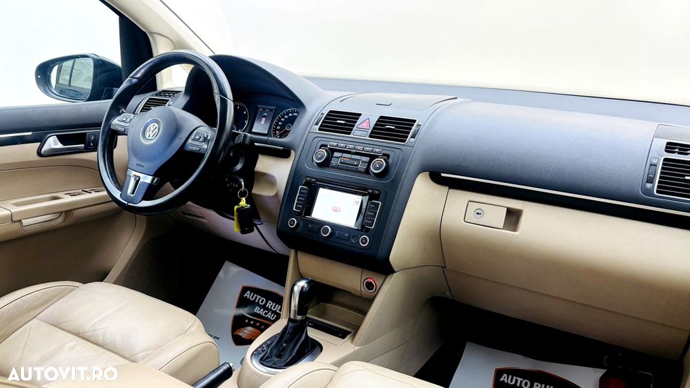 Volkswagen Touran - 12