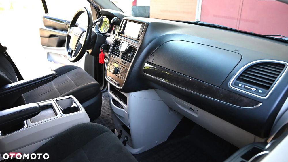 Chrysler Town & Country - 17