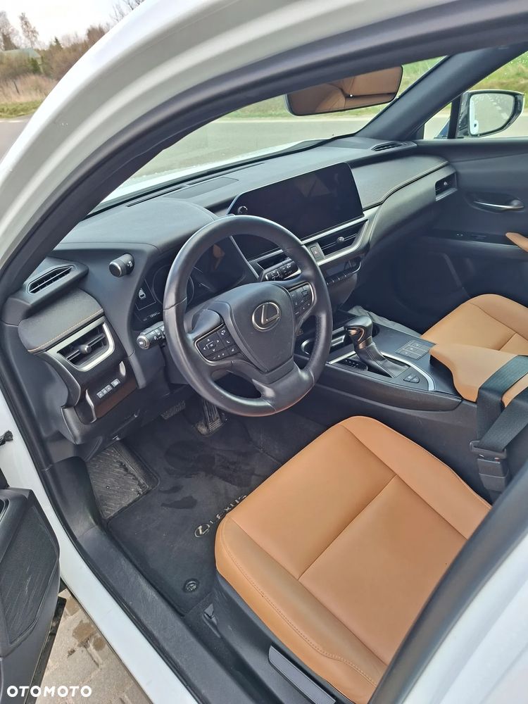 Lexus UX - 12