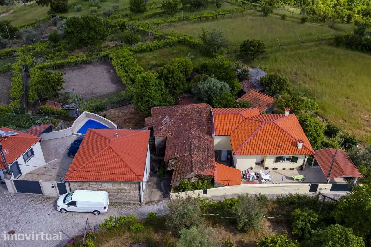Duas Moradias (T2+T1) com logradouro em Santa Cruz do Douro – Baião - Grande imagem: 2/30