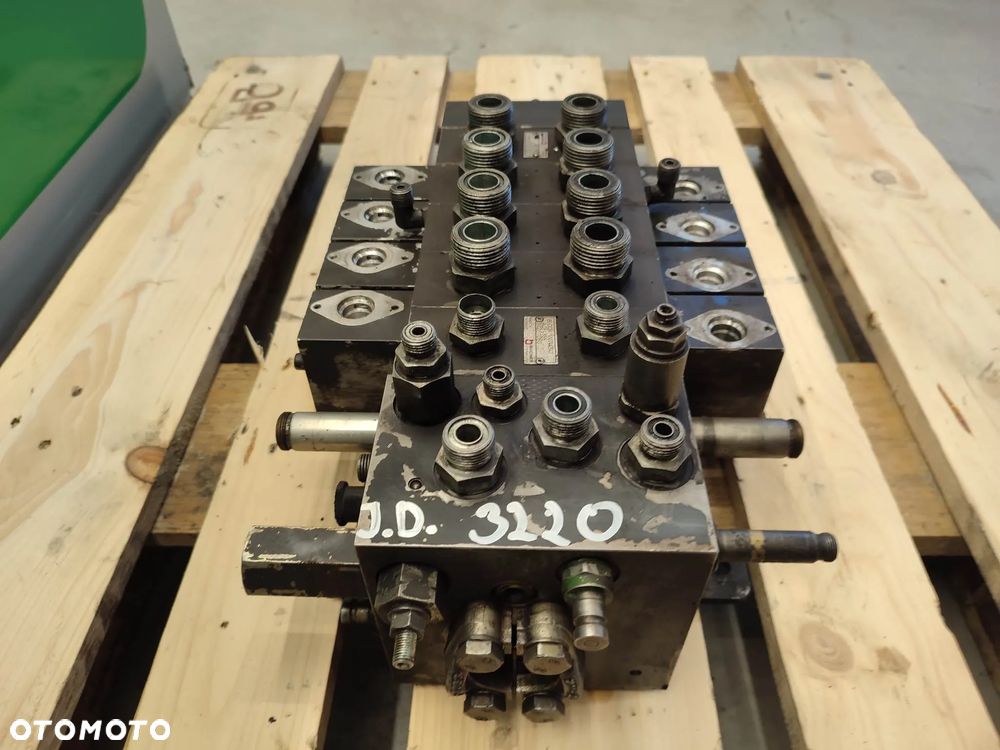 Rozdzielacz hydrauliczny John Deere 3220 (39351496) - 5
