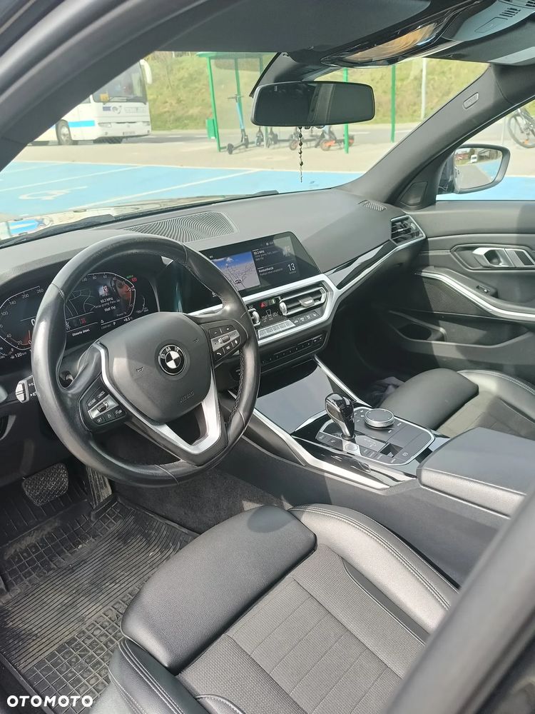 BMW Seria 3 318d mHEV - 12