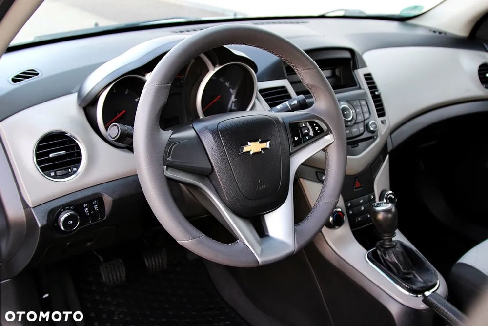 Chevrolet Cruze 1.6 LS+ - 17