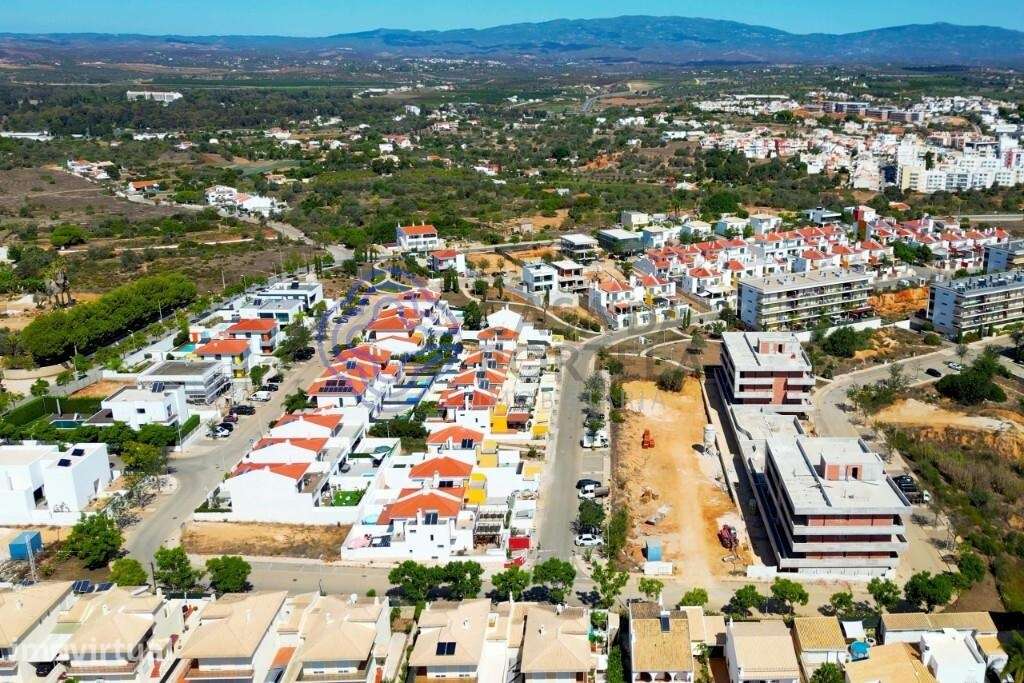 Lote urbano para construção de edifício com quatro pisos - Grande imagem: 5/17