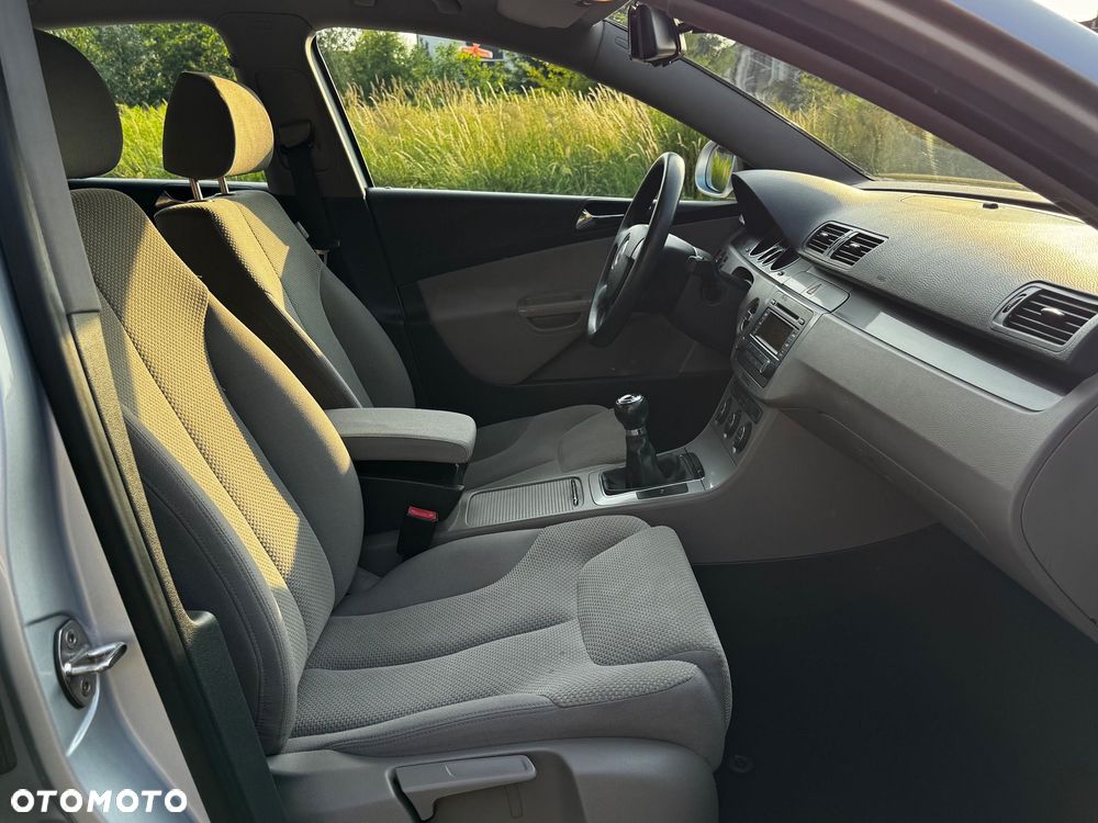 Volkswagen Passat 1.6 FSI Highline - 16