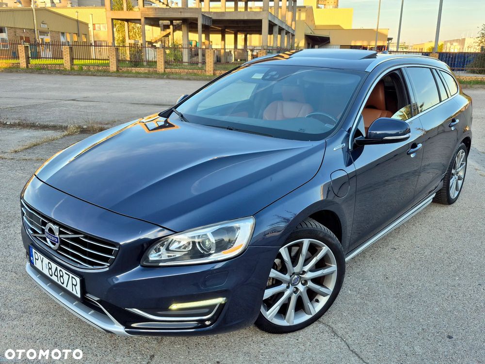 Volvo V60 D6 AWD Plug-in Hybrid R-Design Momentum - 26