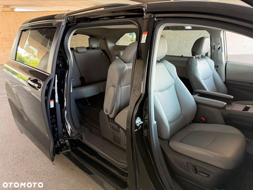 Toyota Sienna - 11