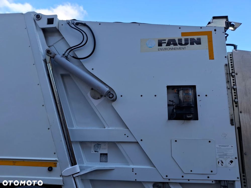 Renault D26 Śmieciarka FAUN Environnement VR5 LEV Euro 6 2014r 3 Osie Segregacja Odpady - 9