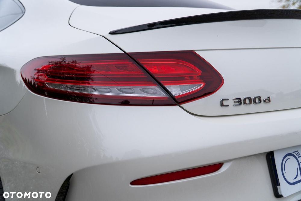 Mercedes-Benz Klasa C 300 d 4MATIC 9G-TRONIC - 40