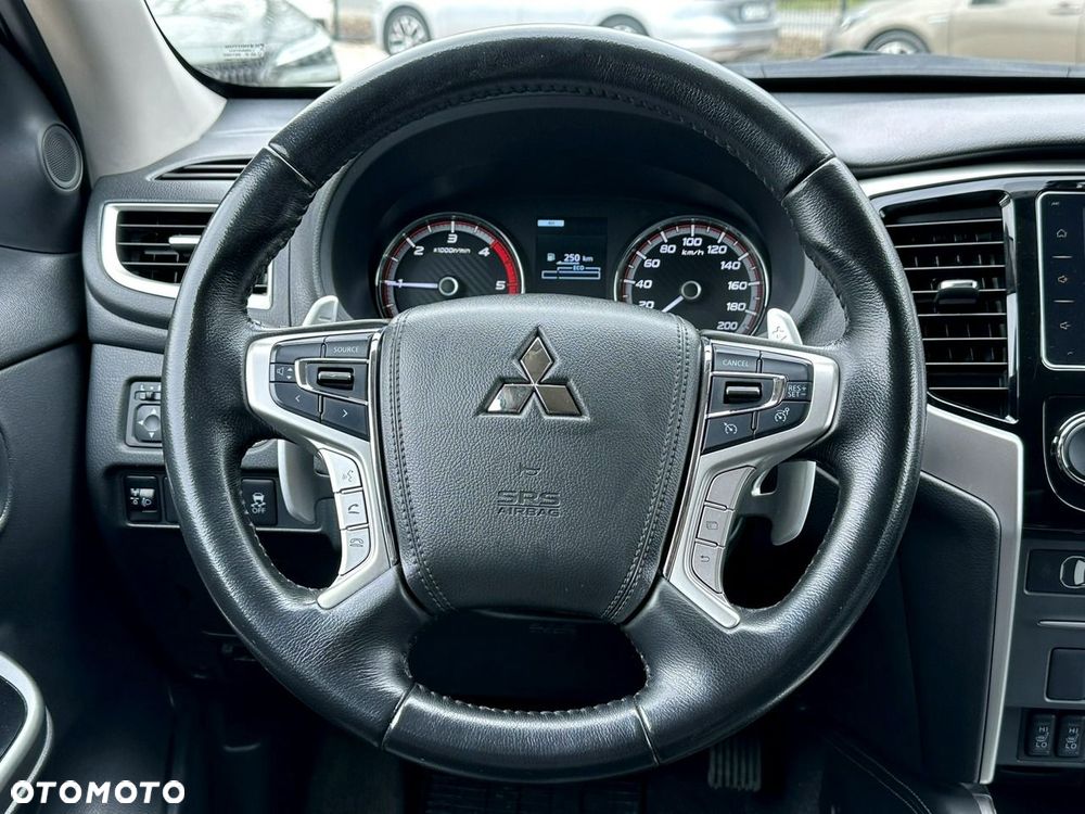 Mitsubishi L200 2.2 d DC Instyle Plus - 24