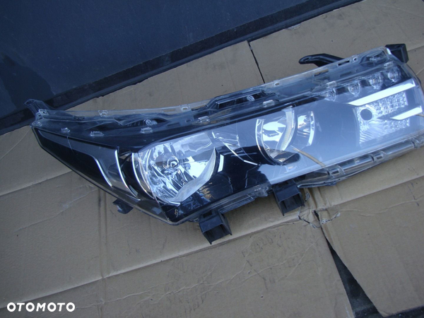 TOYOTA COROLLA E16 E18 LAMPA PRAWA PRZEDNIA EUROPA