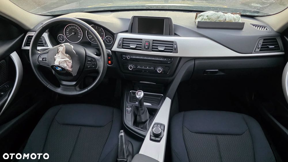 BMW Seria 3 320d xDrive - 29