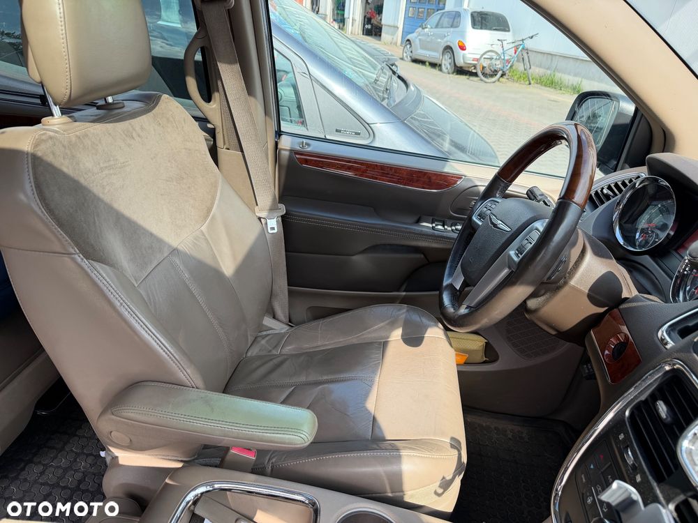 Chrysler Town & Country 3.6 Limited - 11