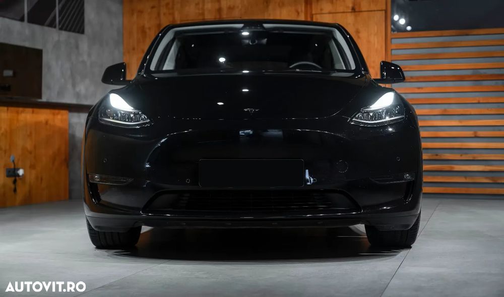 Tesla Model Y - 12