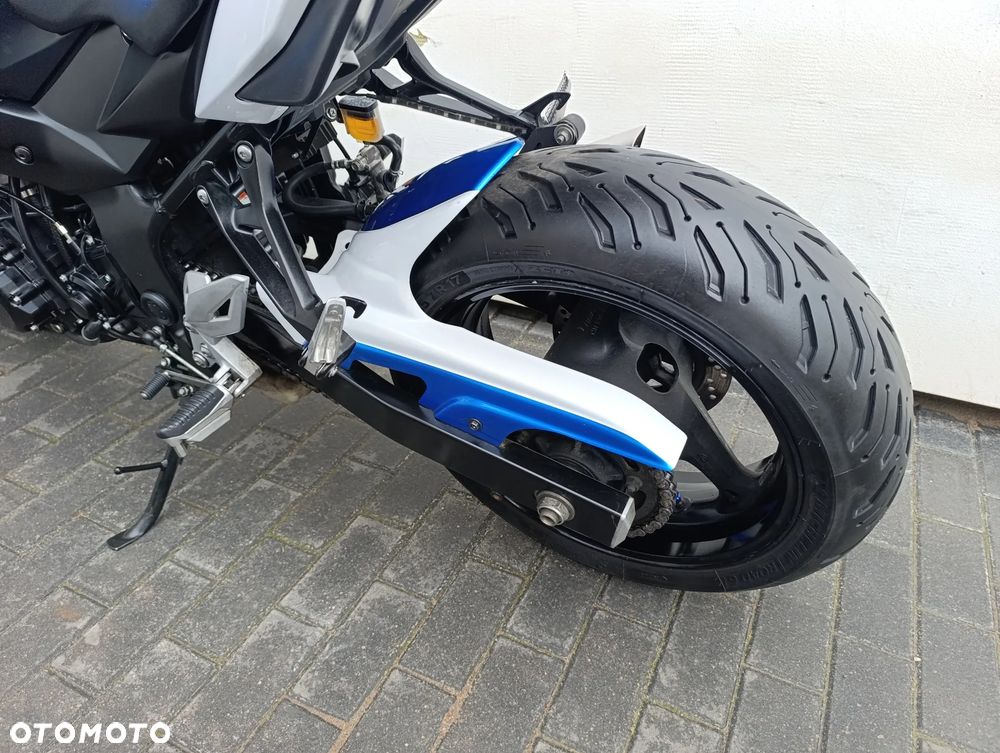 Suzuki GSR - 19