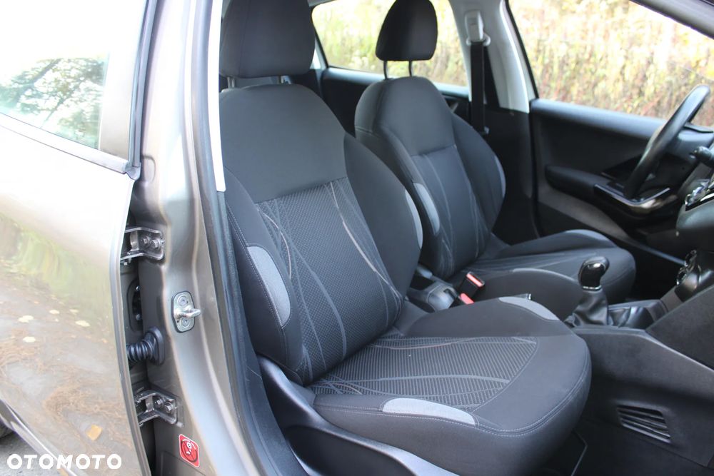 Peugeot 208 - 17