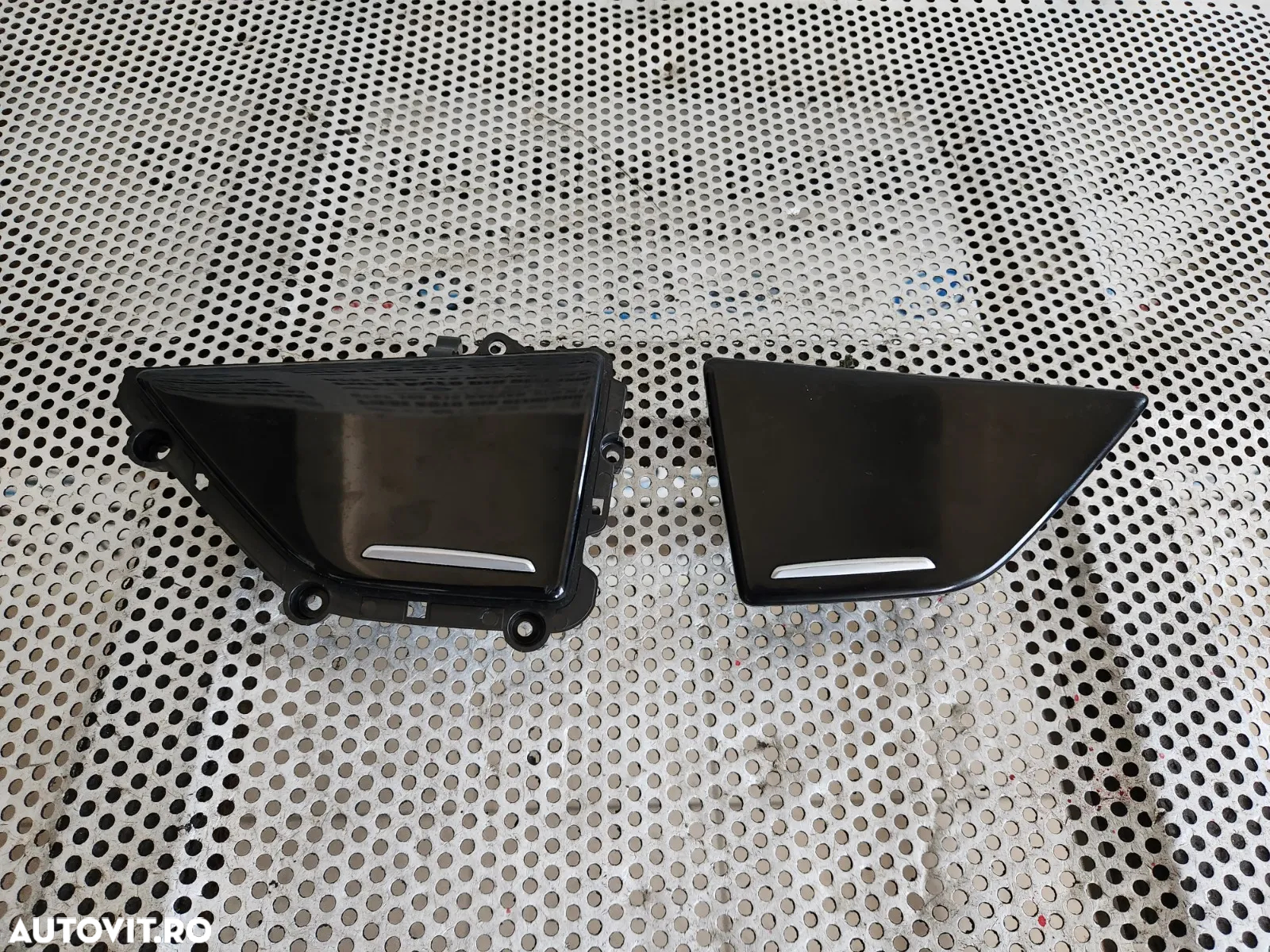 Ornament Scrumiera Usa Fata Spate Negru Lucios Audi A8 4H D4 An 2010-2011-2012-2013-2014-2015-2016- - 2