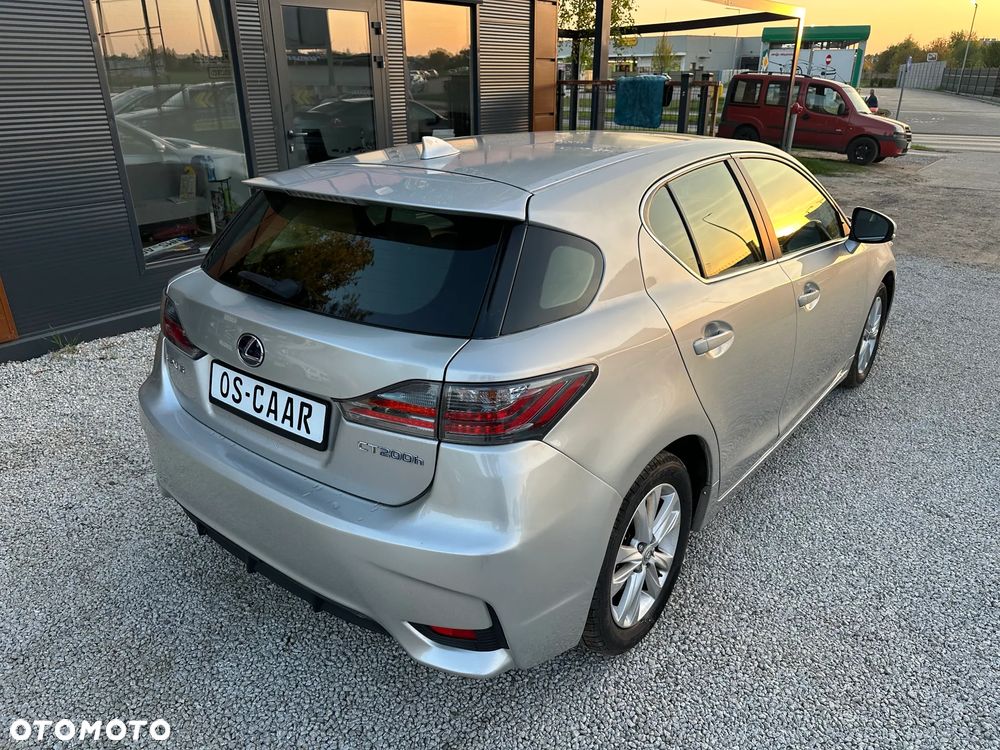 Lexus CT ver-200h - 17