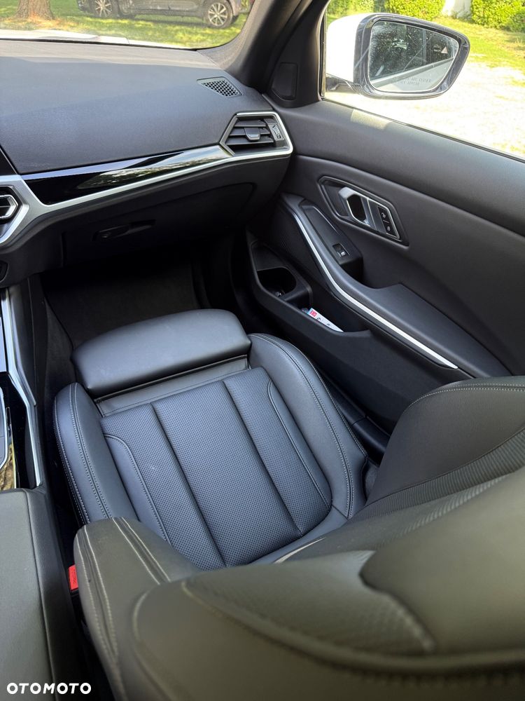 BMW Seria 3 330i xDrive - 17