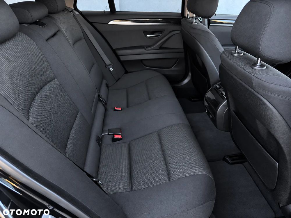 BMW Seria 5 525d xDrive - 28