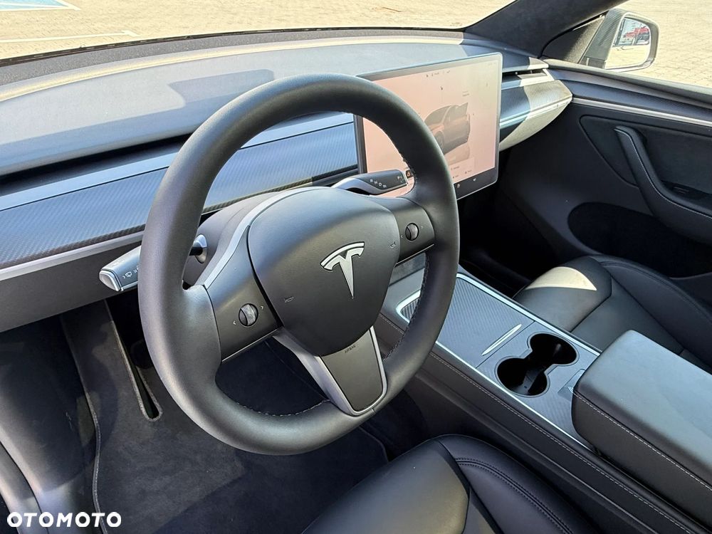 Tesla Model Y Performance AWD - 13