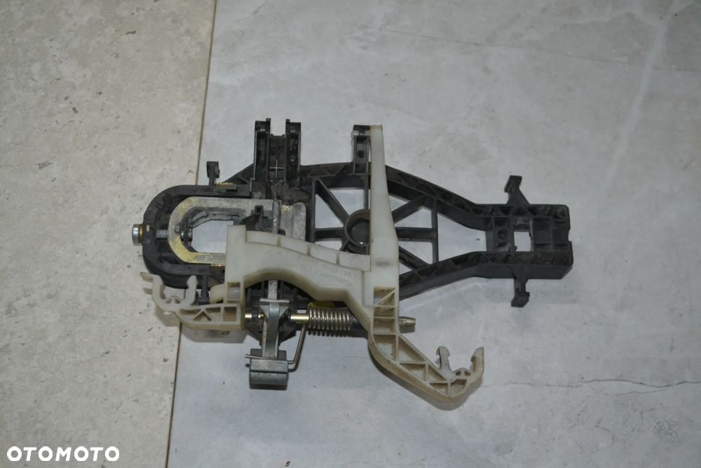 VW CADDY III KLAMKA ZEWNĘTRZNA PRAWA DRZWI BOCZNYCH PRZESUWNYCH 2K0843352 - 2