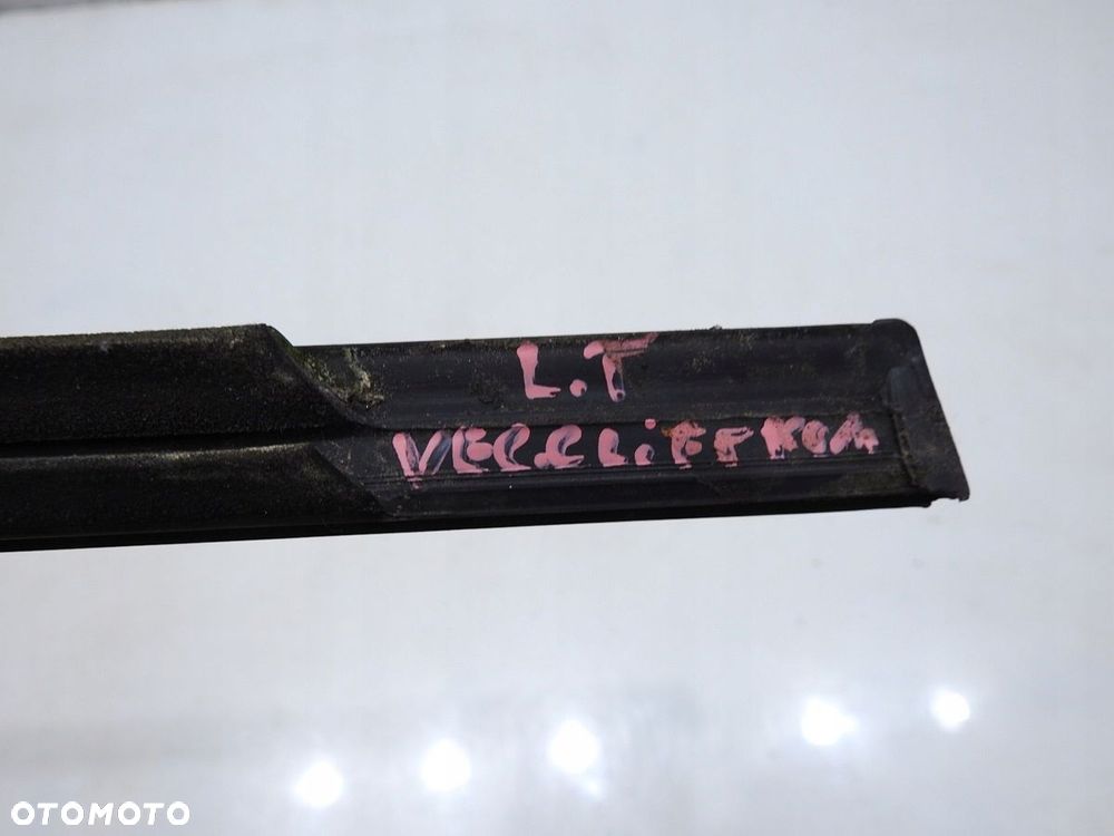 LISTWA ZGARNIAJĄCA LEWY TYŁ VECTRA C LIFT KOMBI - 4