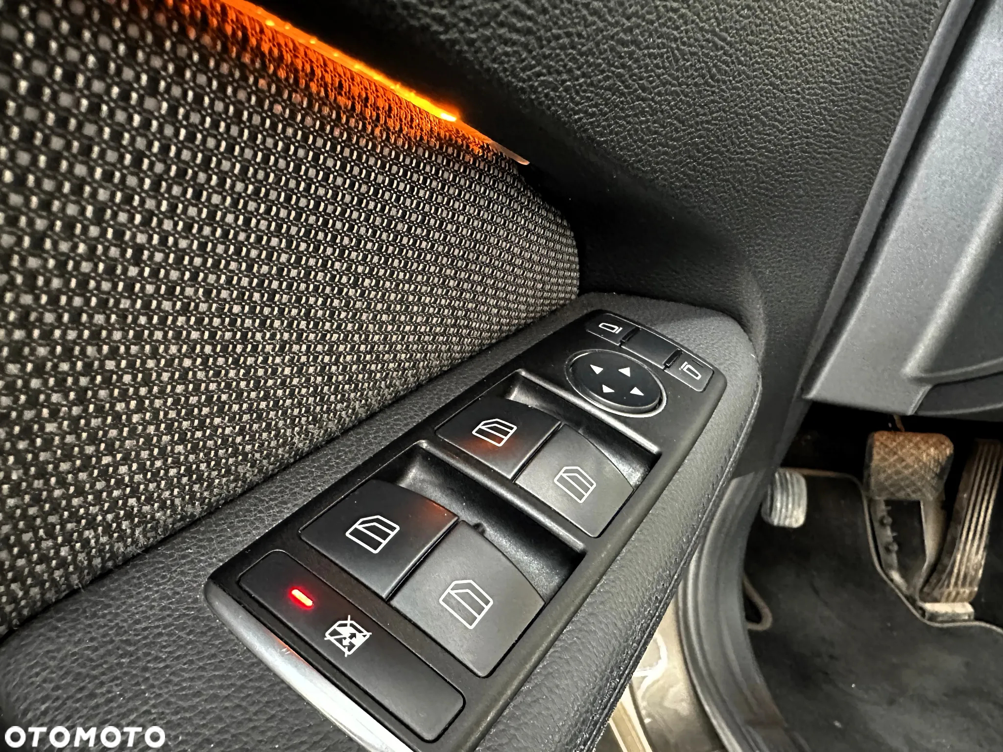 Mercedes-Benz Klasa E 200 T CGI BlueEFFICIENCY 7G-TRONIC Avantgarde - 28