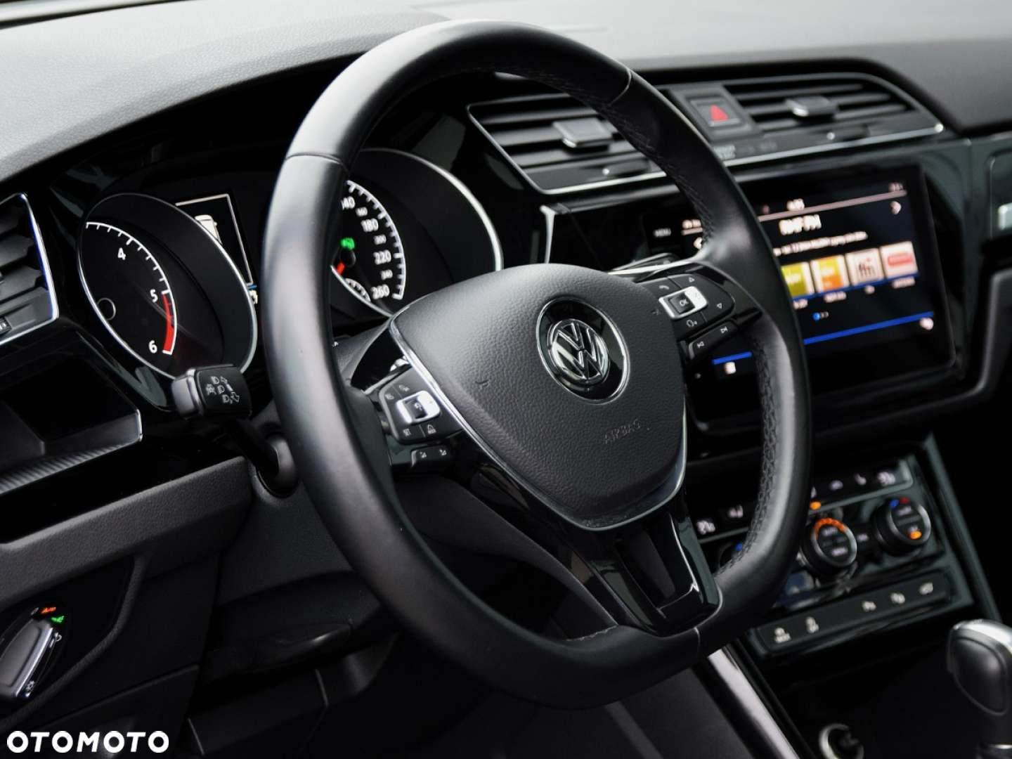 Volkswagen Touran - 24