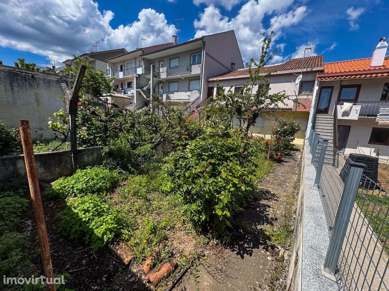 Moradia com potencial no centro de Bragança – ideal para habitação par - Grande imagem: 3/39