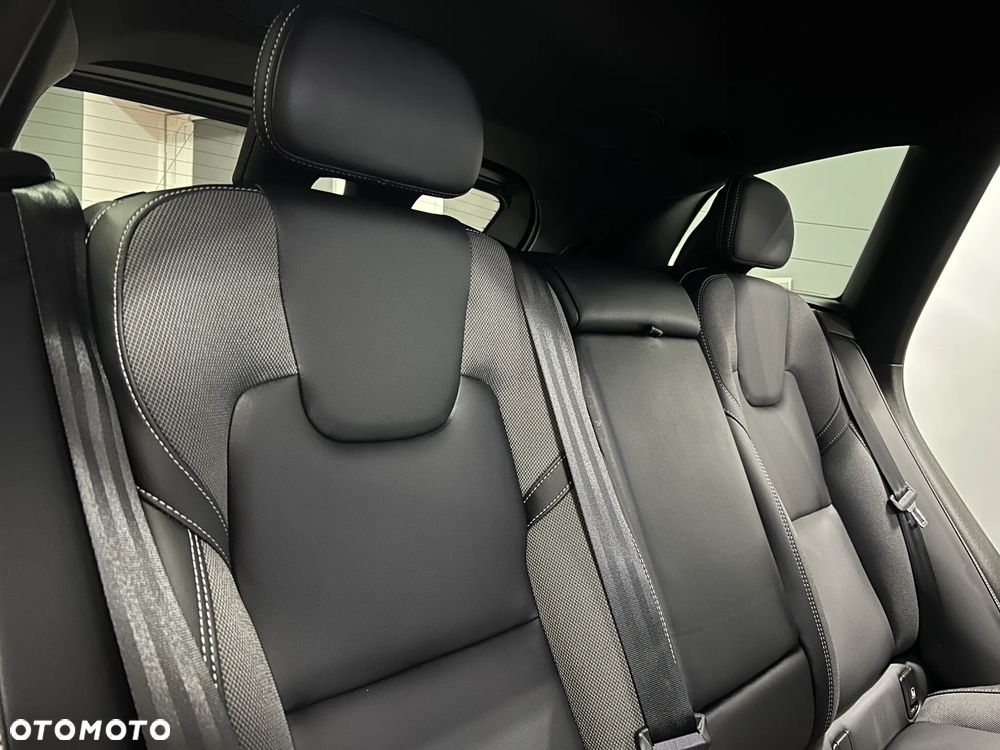 Volvo XC 60 B4 B Plus Dark - 36